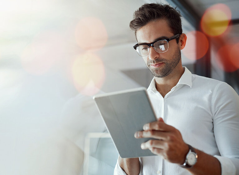Banner, Tablet und Geschäftsmann im Büro mit Mockup und Online-Geschäftskommunikation für den Handel. Networking, Zeitplan und Mann mit digitaler App für Website scrollen und Raum am Arbeitsplatz.